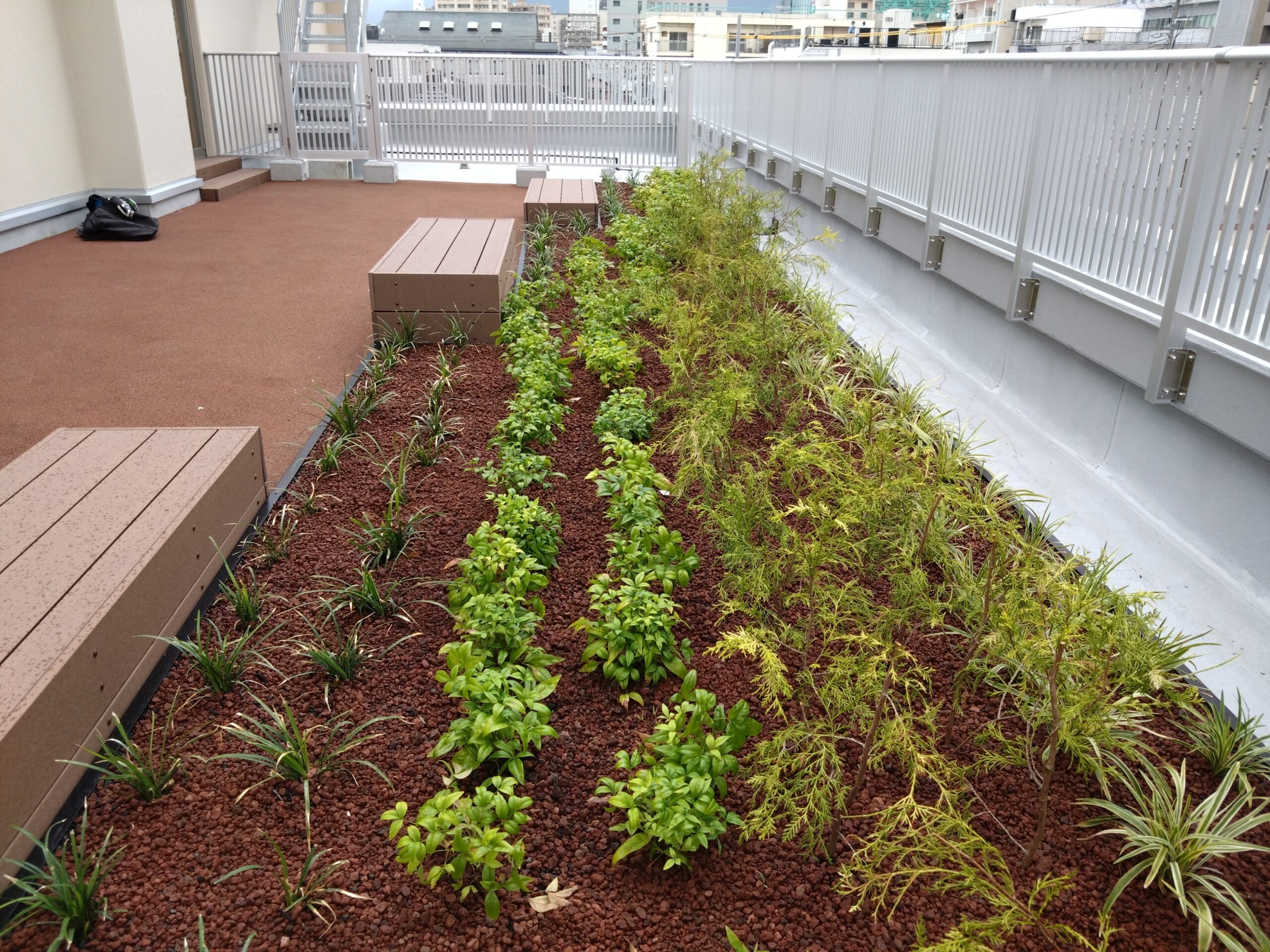 植栽を組み合わせ、建物にくつろぎの空間を創出します。